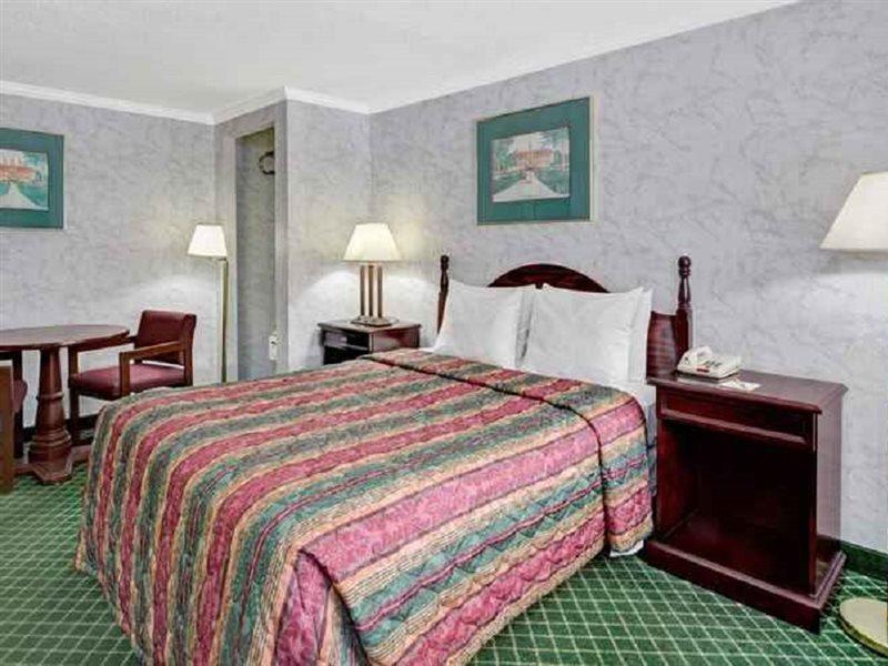 Days Inn Williamsburg Colonial Area Exterior foto